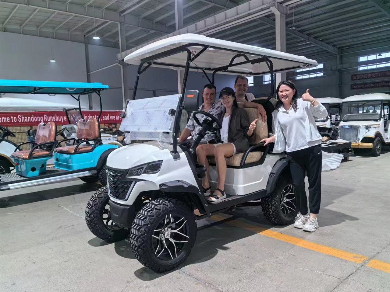 電動訓(xùn)練觀光車高爾夫球車出口產(chǎn)品